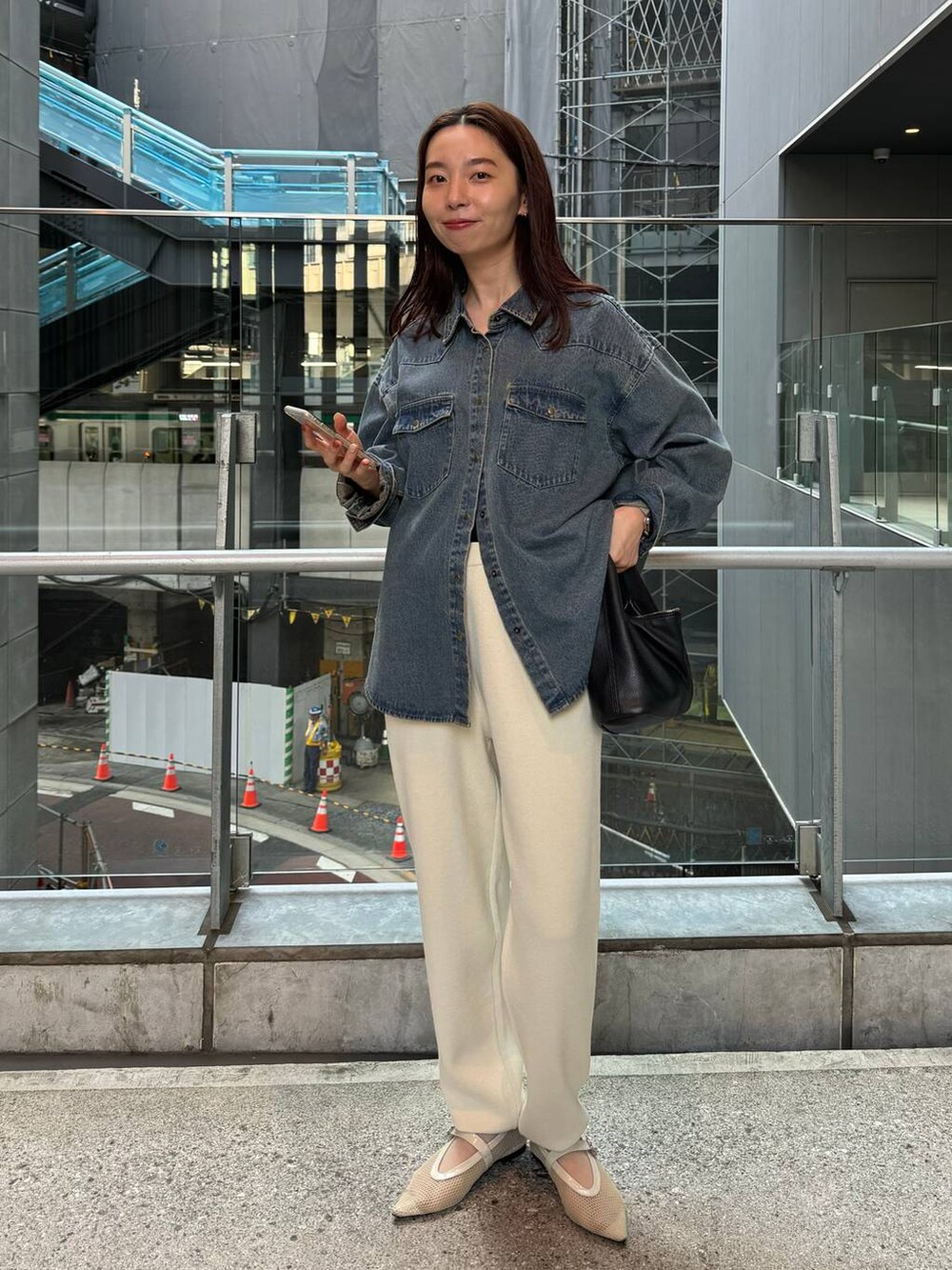 ブルー系のシャツ/ブラウス、ホワイト系のその他パンツを着用したレディースの秋コーディネートの3枚目の写真