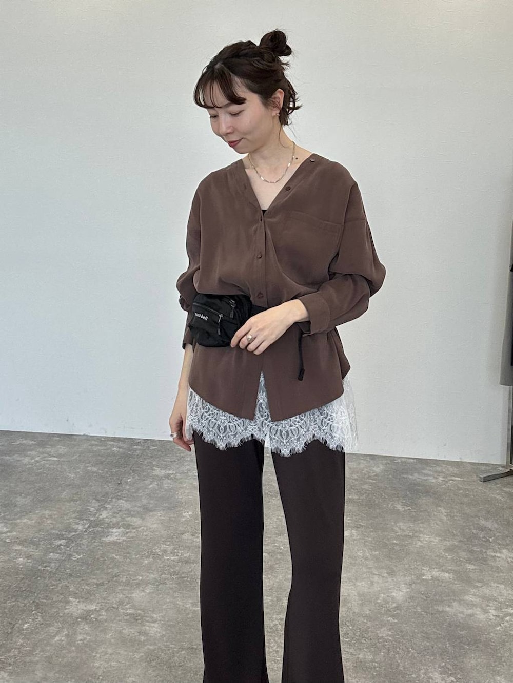 ブラウン系のシャツ/ブラウス、ホワイト系のキャミソール、ベージュ系のパンプスを着用したレディースの春コーディネートの5枚目の写真