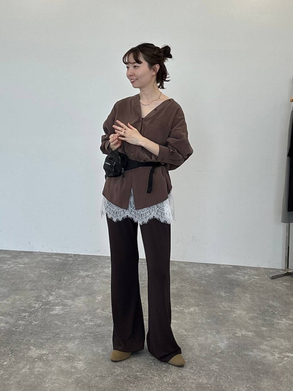 ブラウン系のシャツ/ブラウス、ホワイト系のキャミソール、ベージュ系のパンプスを着用したレディースの春コーディネートの3枚目の写真