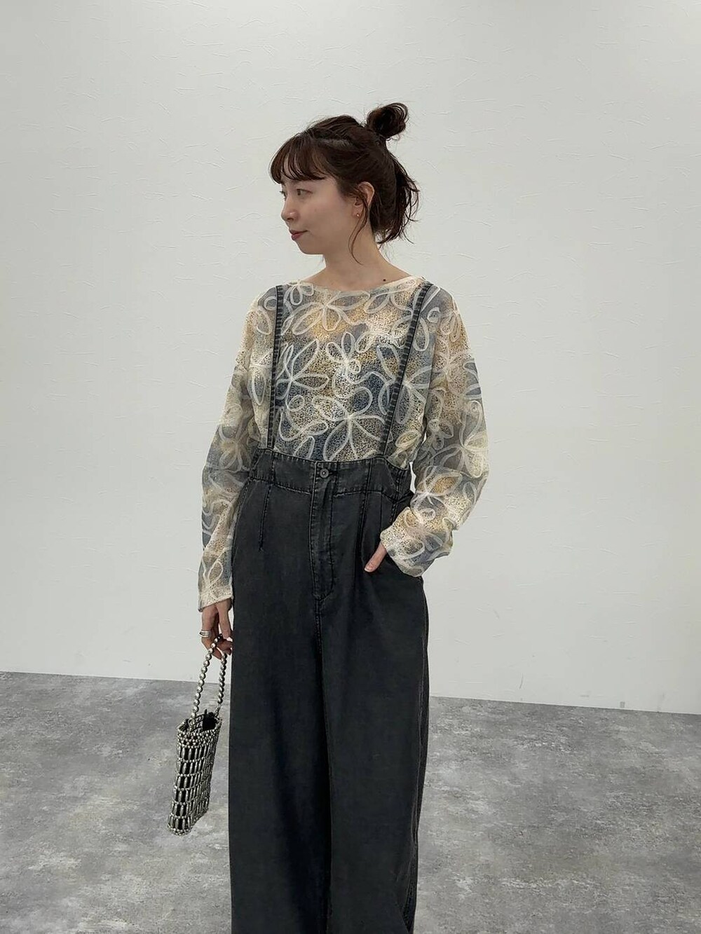 グレー系のサロペット/オーバーオール、ブラック系のパンプスを着用したレディースの春コーディネートの3枚目の写真