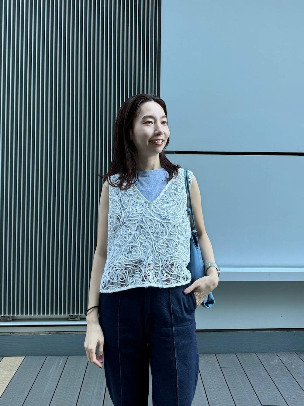 ホワイト系のTシャツ/カットソーを着用したレディースの秋コーディネートの2枚目の写真