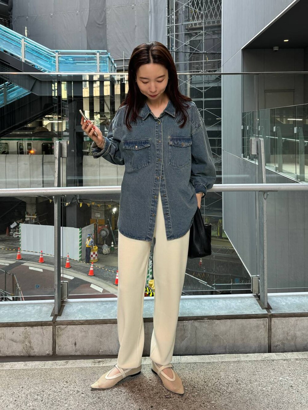 ブルー系のシャツ/ブラウス、ホワイト系のその他パンツを着用したレディースの秋コーディネートの2枚目の写真