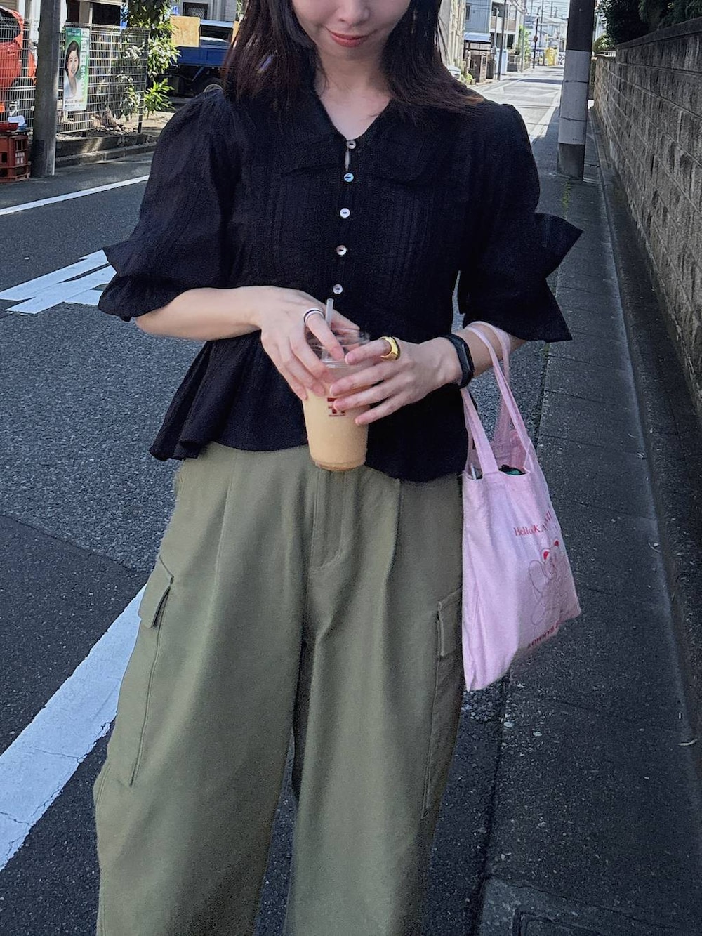 ブラック系のシャツ/ブラウスを着用したレディースの秋コーディネートの3枚目の写真