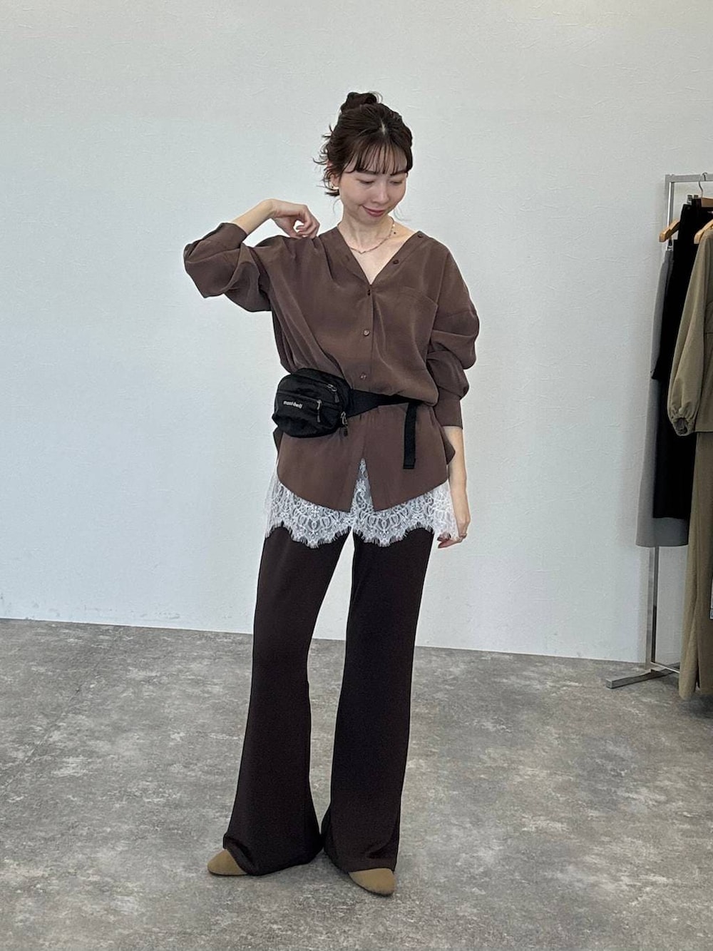 ブラウン系のシャツ/ブラウス、ホワイト系のキャミソール、ベージュ系のパンプスを着用したレディースの春コーディネートの2枚目の写真