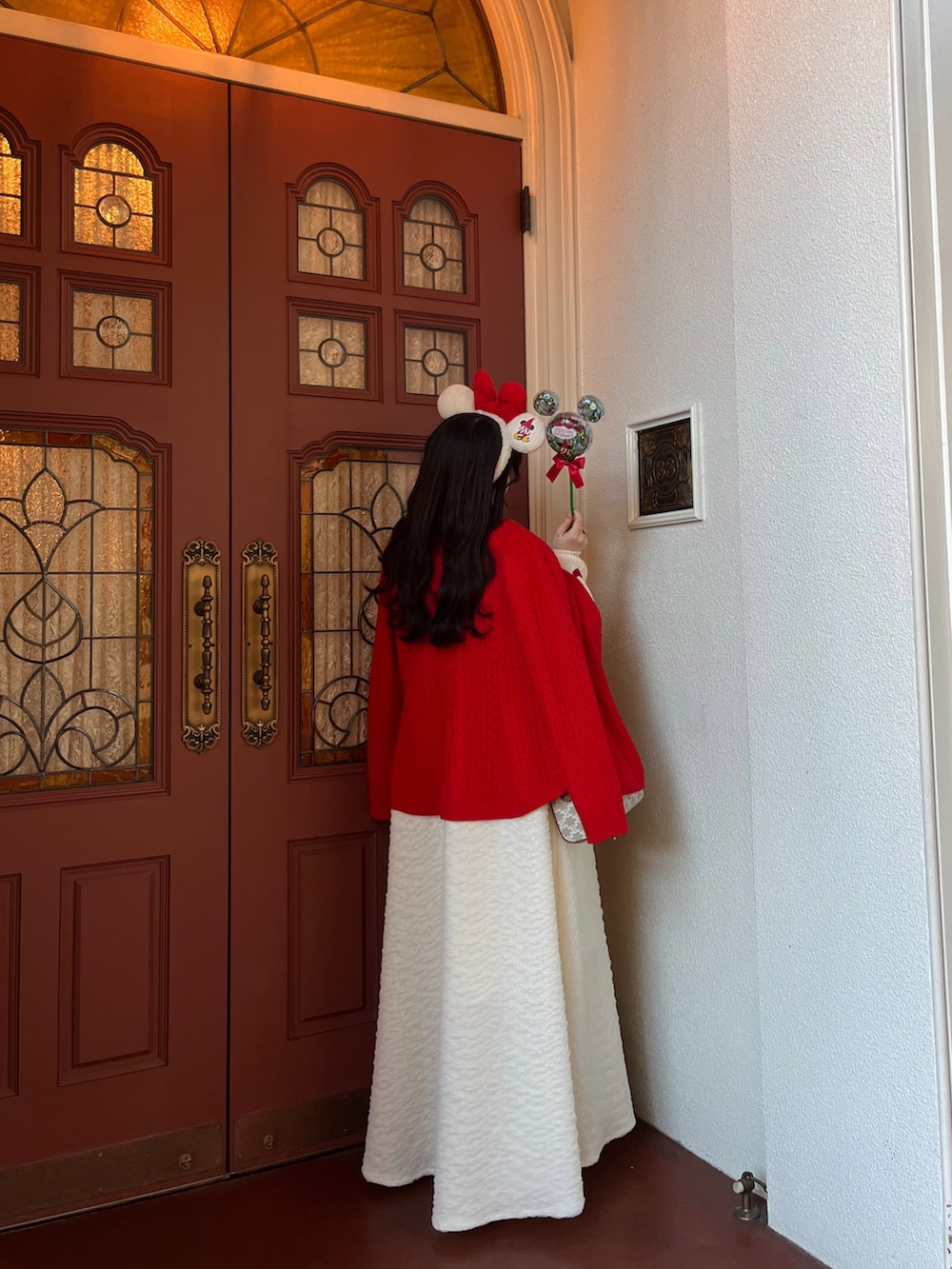 ホワイト系のニット/セーター、イエロー系のワンピース/ドレスを着用したレディースの秋コーディネートの3枚目の写真