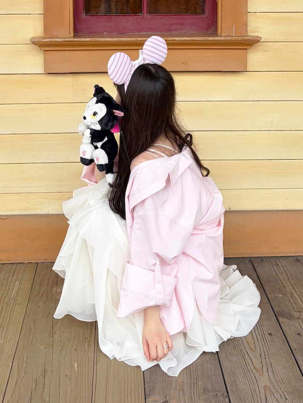 ピンク系のシャツ/ブラウスを着用したレディースの夏コーディネートの2枚目の写真