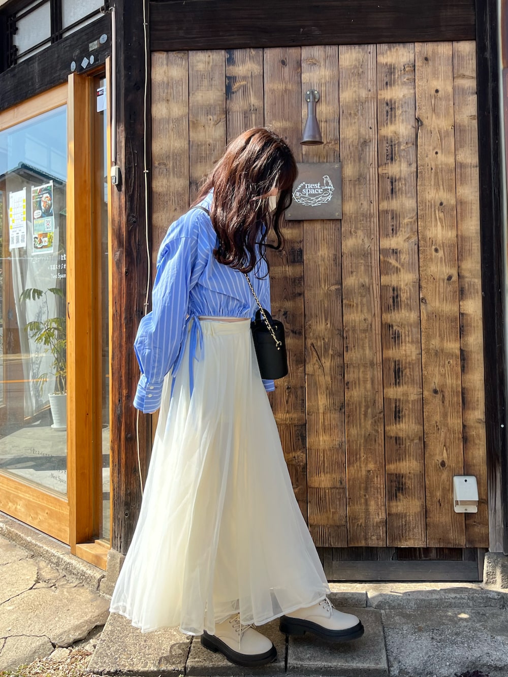 その他のシャツ/ブラウス、ホワイト系のスカート、ブラック系のショルダーバッグを着用したレディースの夏コーディネートの2枚目の写真