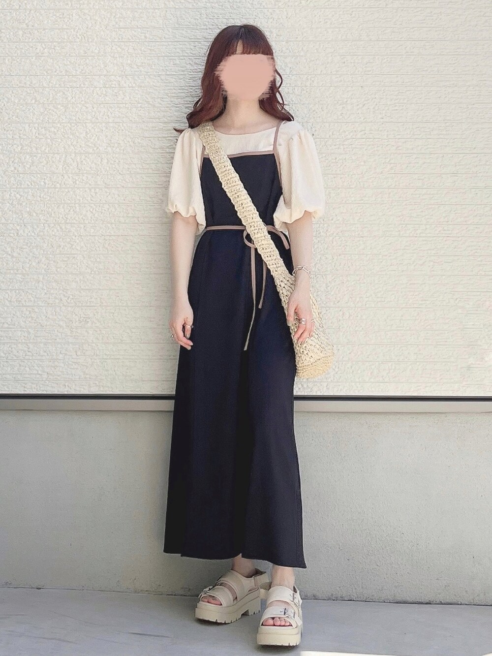 ブラック系のワンピース、ホワイト系のシャツ/ブラウス、ホワイト系のショルダーバッグを着用したレディースの夏コーディネートの2枚目の写真