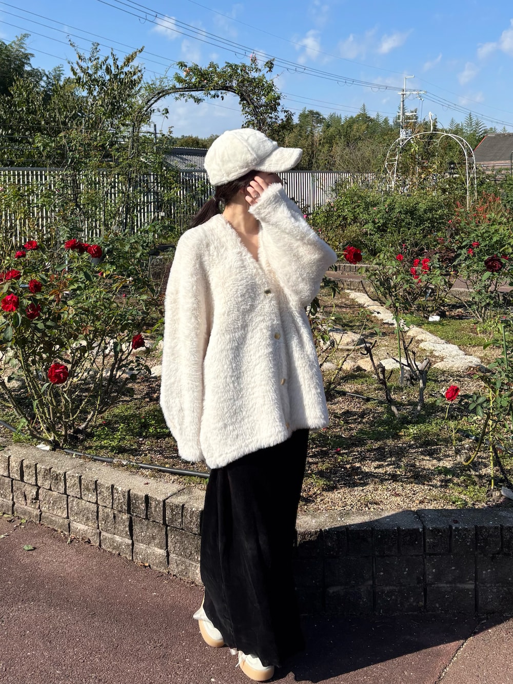 ブラック系のスカートを着用したレディースの冬コーディネートの2枚目の写真