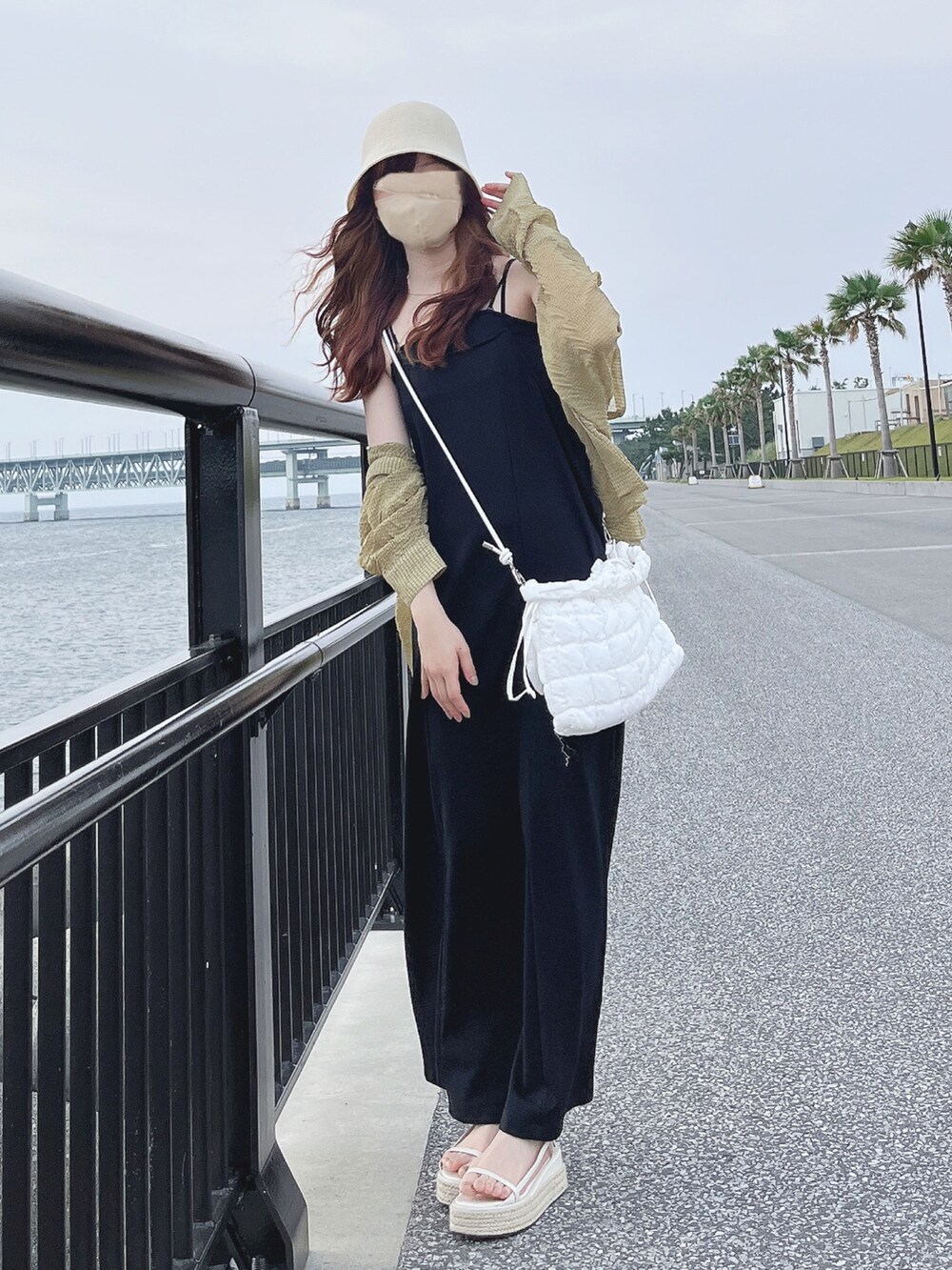 ブラック系のワンピース、グリーン系のシャツ/ブラウス、ホワイト系のショルダーバッグを着用したレディースの夏コーディネートの2枚目の写真