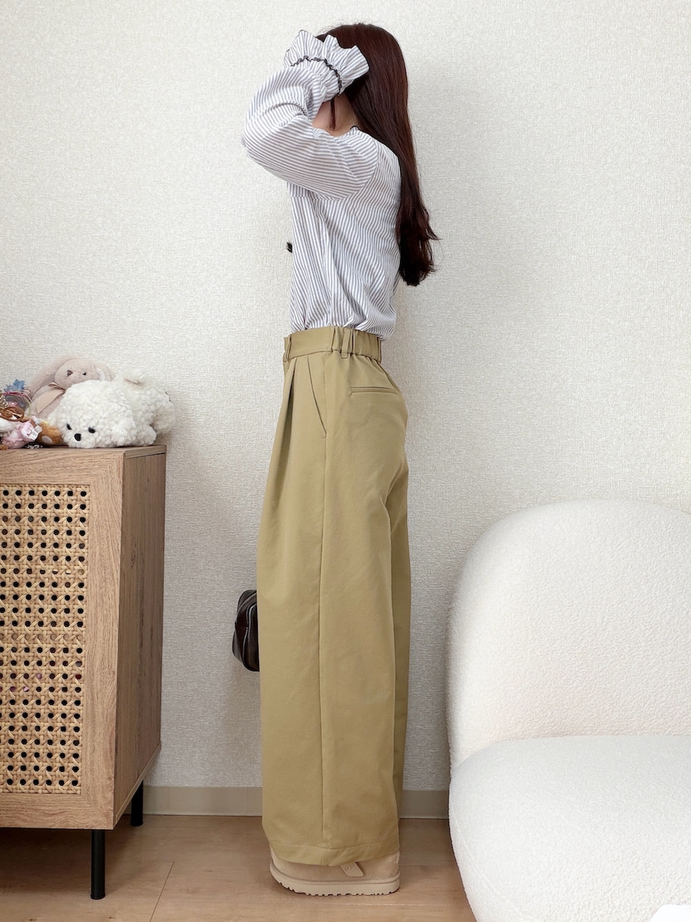 グレー系のシャツ/ブラウス、ベージュ系のその他パンツを着用したレディースの春コーディネートの2枚目の写真