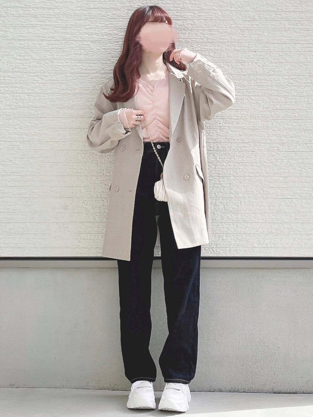 グレー系のテーラードジャケット、ピンク系のTシャツ/カットソー、ブラック系のデニムパンツを着用したレディースの春コーディネートの2枚目の写真