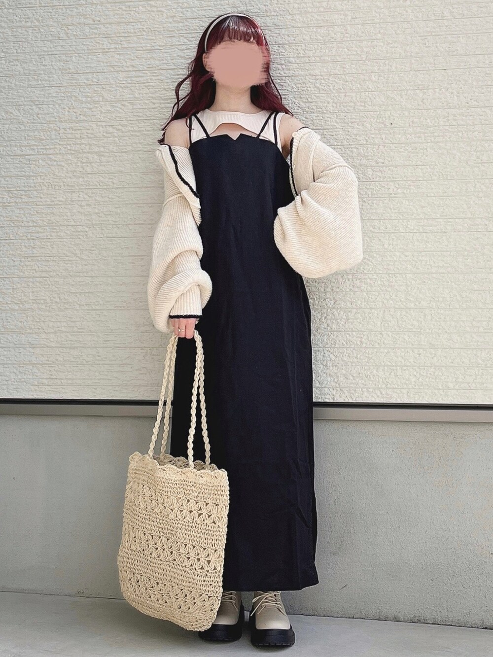 ベージュ系のタンクトップ、ブラック系のワンピース、ホワイト系のカーディガン/ボレロを着用したレディースの春コーディネートの2枚目の写真