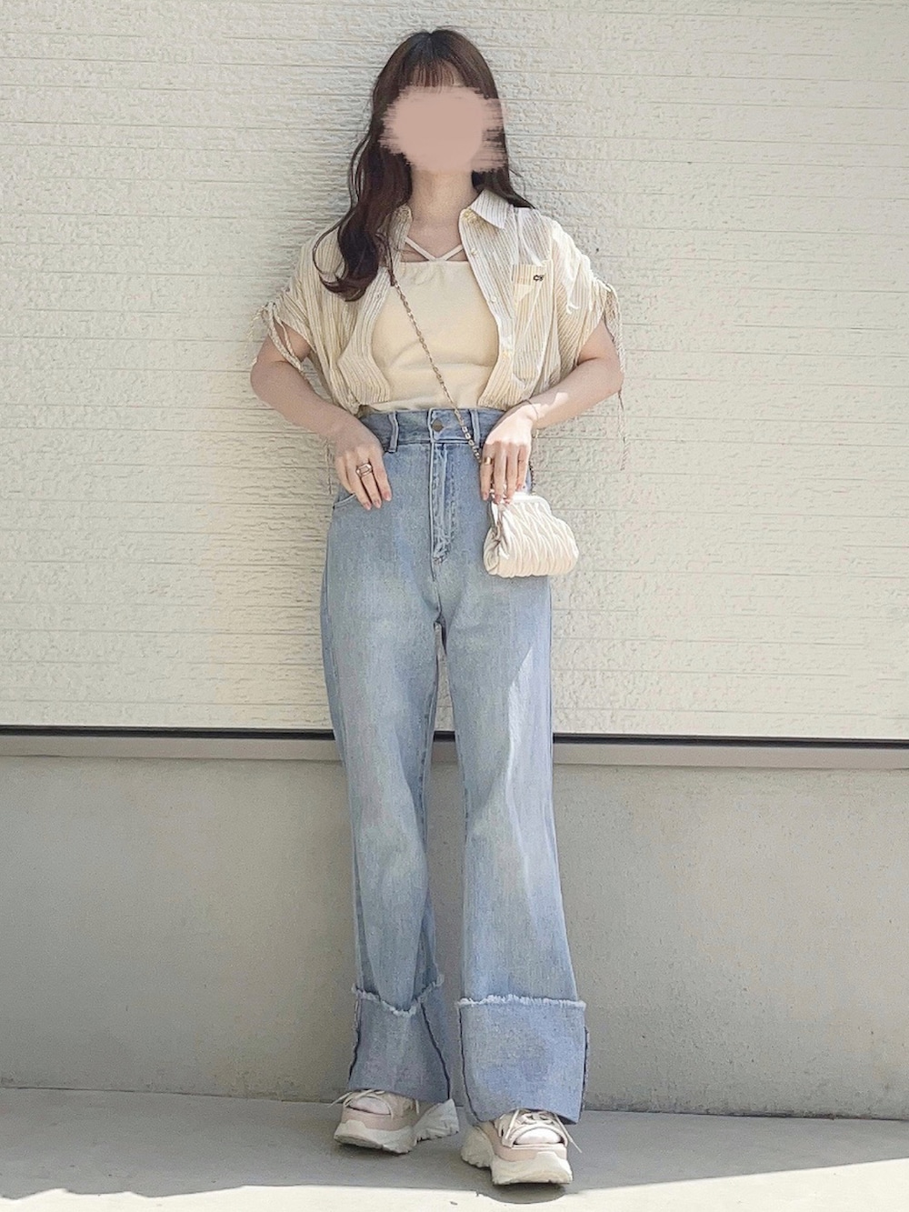 「シャツスタイル、レイヤードスタイル、シンプルコーデ、デニム、休日スタイル、ビタミンカラー、厚底シューズ、ストライプ」｜「Chicoのドロストクロップド丈シャツ（シャツ/ブラウス、イエロー系）」を使った、yuririn*さん（レディース・156cm）の春コーディネートの2枚目の写真