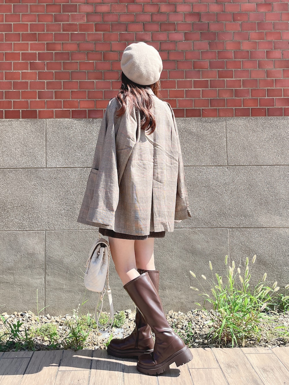 その他のテーラードジャケット、ブラウン系のニット/セーター、ベージュ系のその他パンツを着用したレディースの秋コーディネートの2枚目の写真