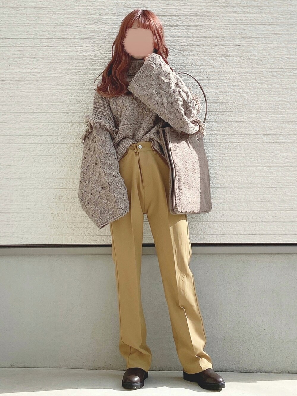 ベージュ系のニット/セーター、イエロー系のスラックス、ブラウン系のトートバッグを着用したレディースの秋コーディネートの2枚目の写真