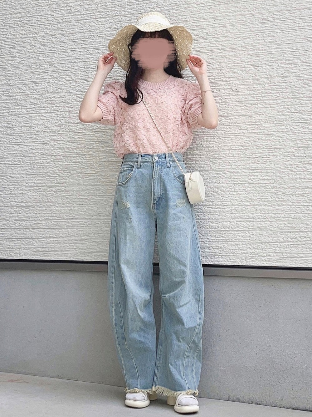 ピンク系のTシャツ/カットソー、ピンク系のテーラードジャケット、ブルー系のデニムパンツを着用したレディースの春コーディネートの2枚目の写真