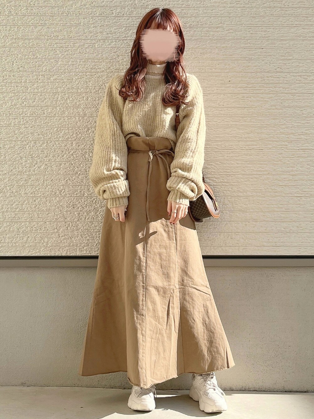 ホワイト系のニット/セーター、ベージュ系のニット/セーター、ベージュ系のワンピースを着用したレディースの冬コーディネートの2枚目の写真