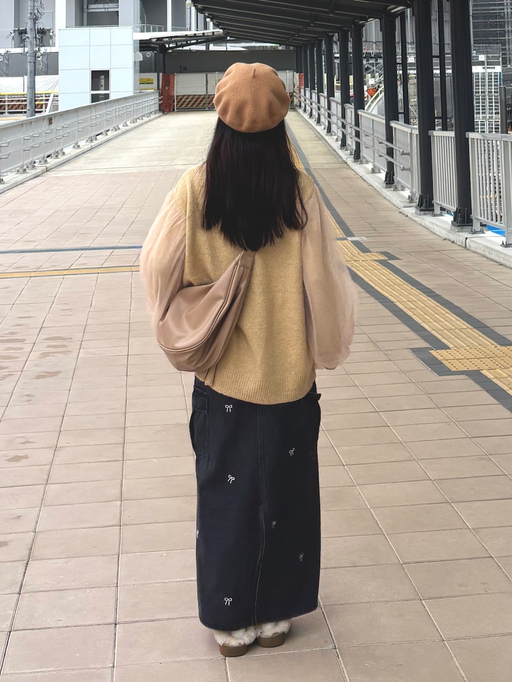 「春めき満開コーデ、春コーデ、大人カジュアル、淡色コーデ、春色、休日スタイル、デートコーデ、カーディガン、お出かけコーデ、ショルダーバッグ、リボン」｜「mysticのloti ワンショルダークロワッサンBAG（ショルダーバッグ、ベージュ系）」を使った、yuririn*さん（骨格ウェーブ・レディース・156cm）の春コーディネートの2枚目の写真