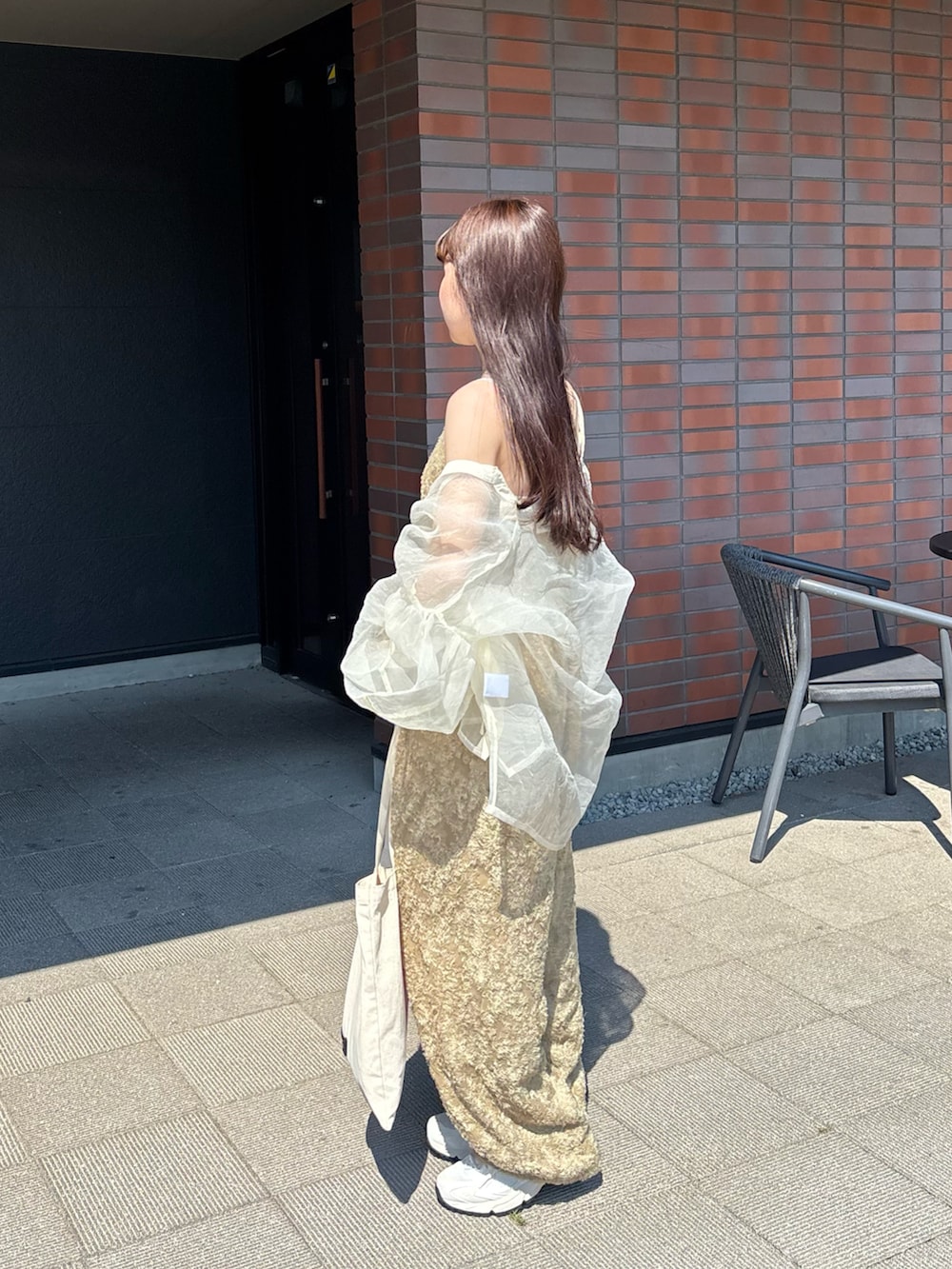 ホワイト系のシャツ/ブラウスを着用したレディースの秋コーディネートの2枚目の写真