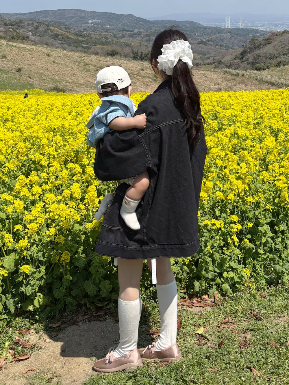 ホワイト系のシャツ/ブラウスを着用したレディースの春コーディネートの2枚目の写真