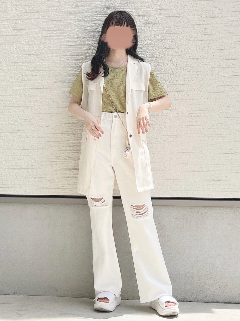 ホワイト系のベスト、グリーン系のTシャツ/カットソー、ホワイト系のデニムパンツを着用したレディースの夏コーディネートの2枚目の写真