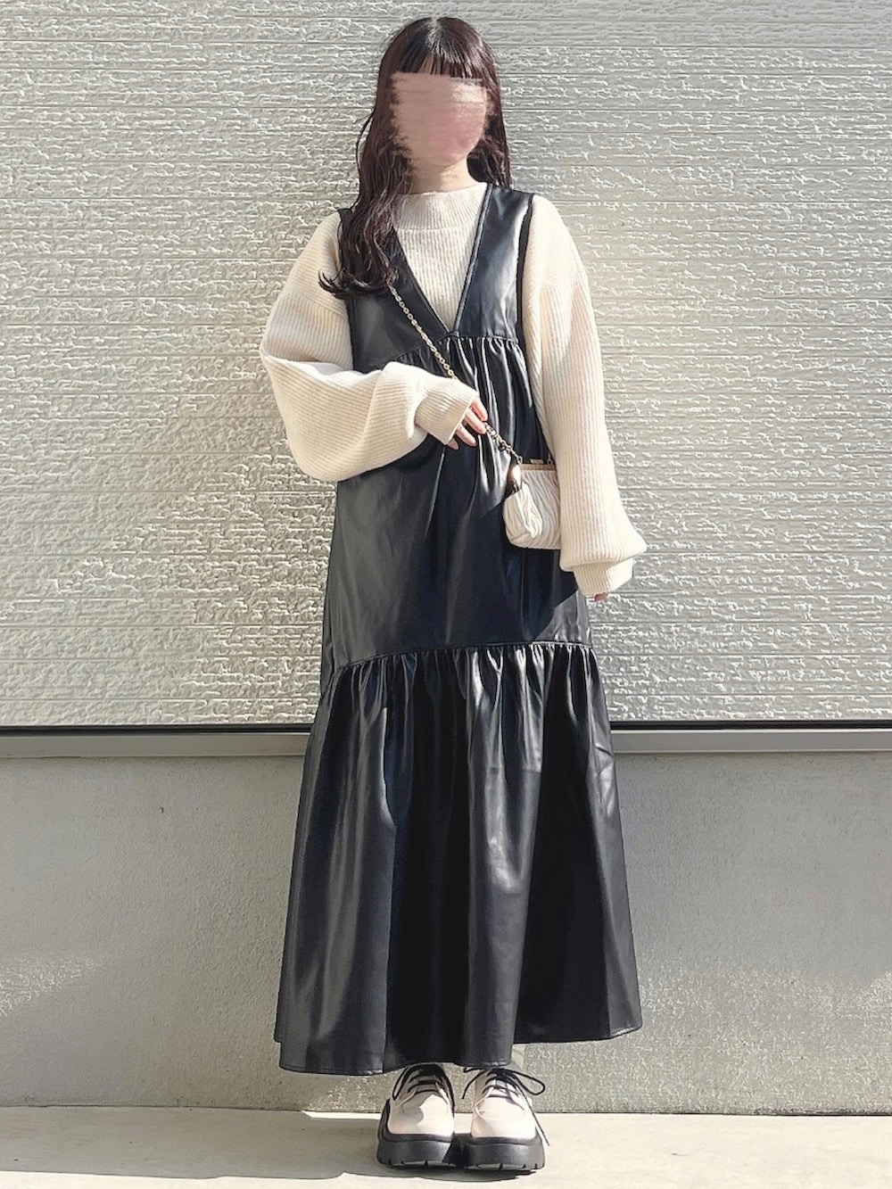 ホワイト系のニット/セーター、ブラック系のワンピース、ベージュ系のショルダーバッグを着用したレディースの冬コーディネートの2枚目の写真