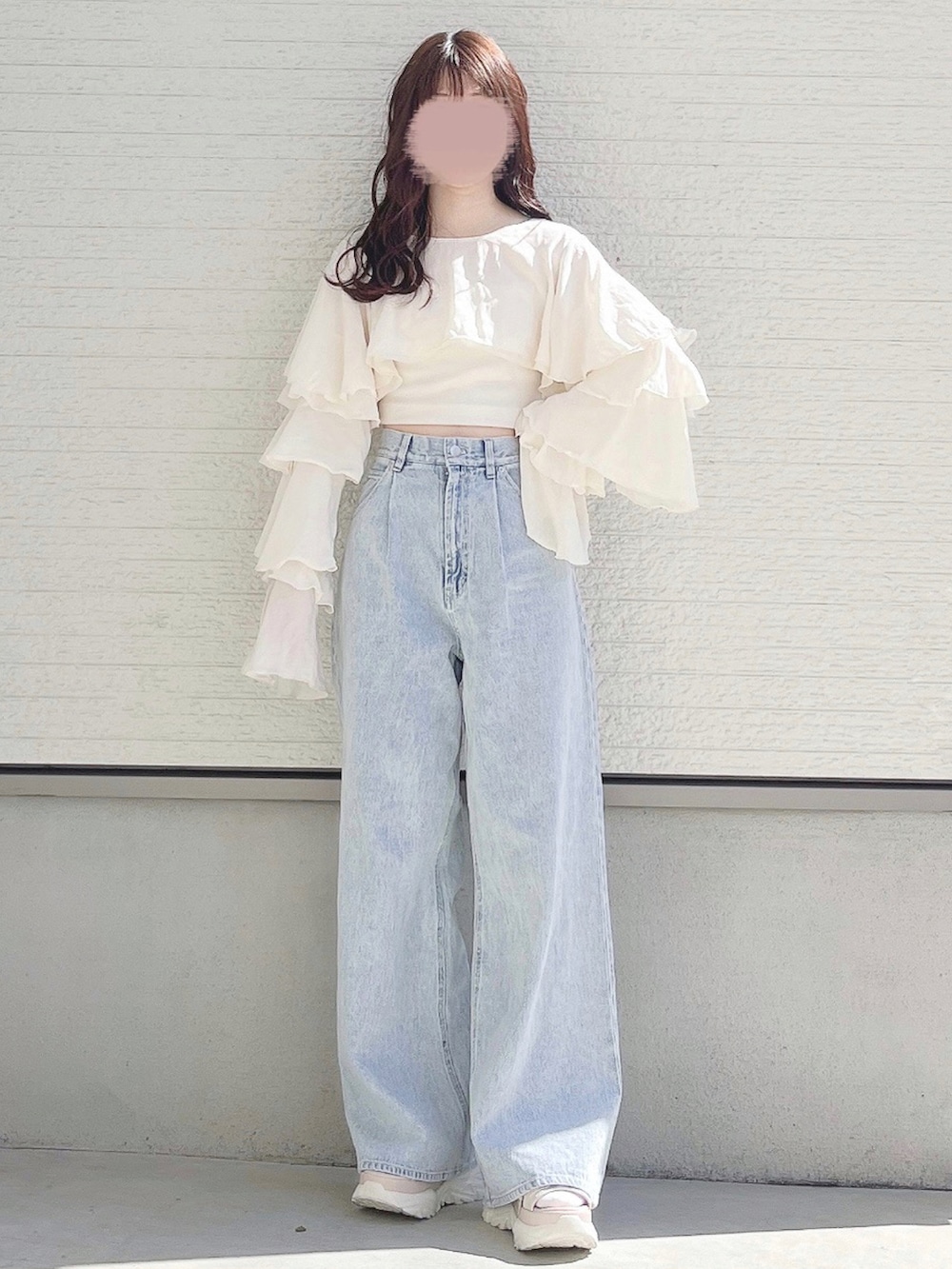 ホワイト系のシャツ/ブラウス、ブルー系のデニムパンツ、ベージュ系のサンダルを着用したレディースの春コーディネートの2枚目の写真