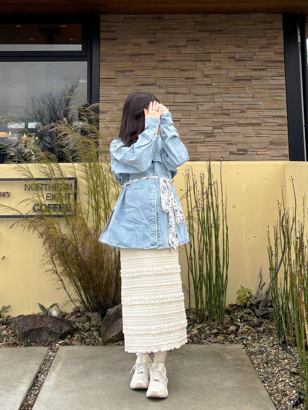 グリーン系のテーラードジャケット、ブルー系のシャツ/ブラウス、ホワイト系のスカートを着用したレディースの春コーディネートの2枚目の写真