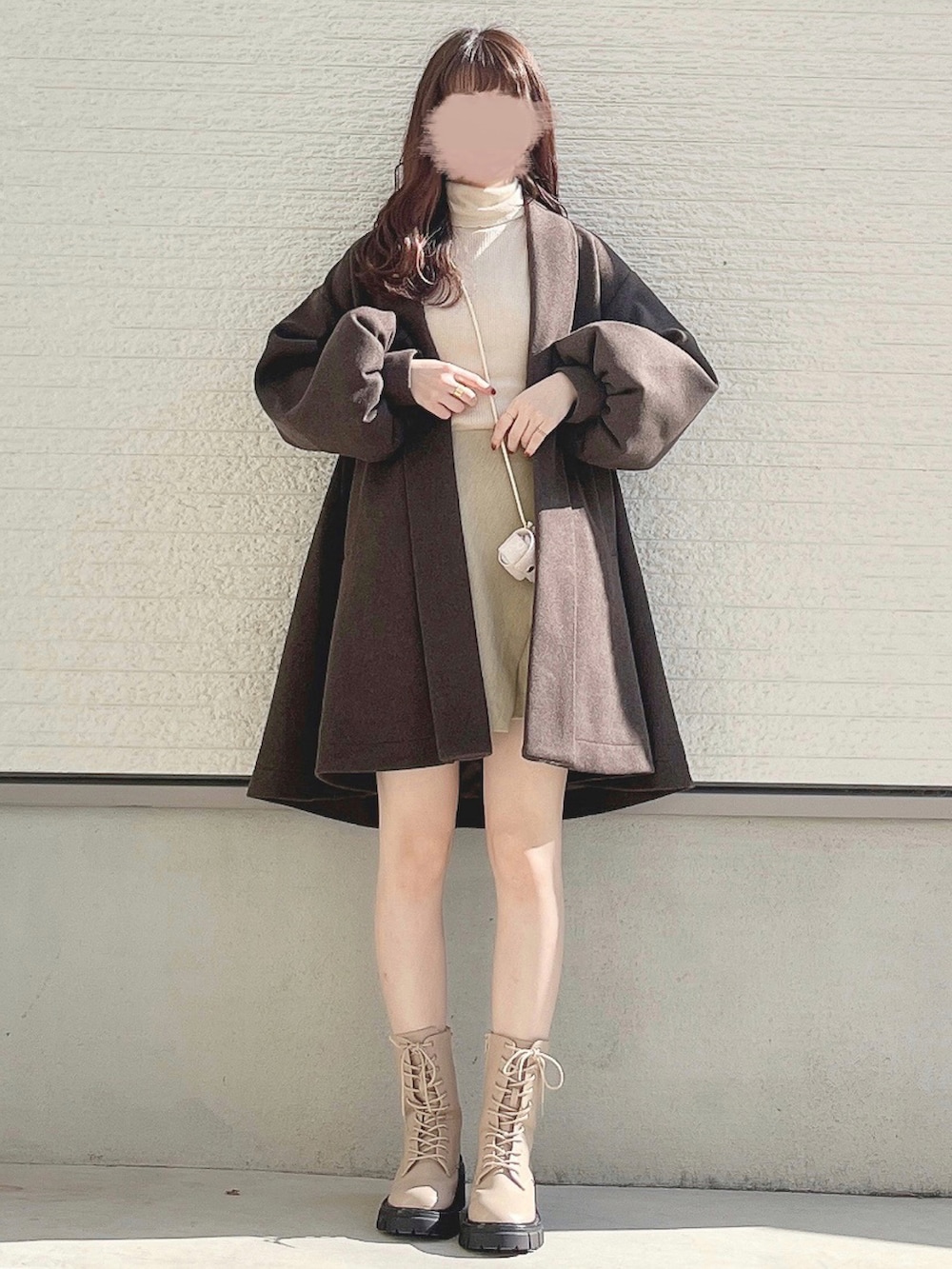 ブラウン系のテーラードジャケット、ホワイト系のニット/セーター、ベージュ系のその他パンツを着用したレディースの冬コーディネートの2枚目の写真