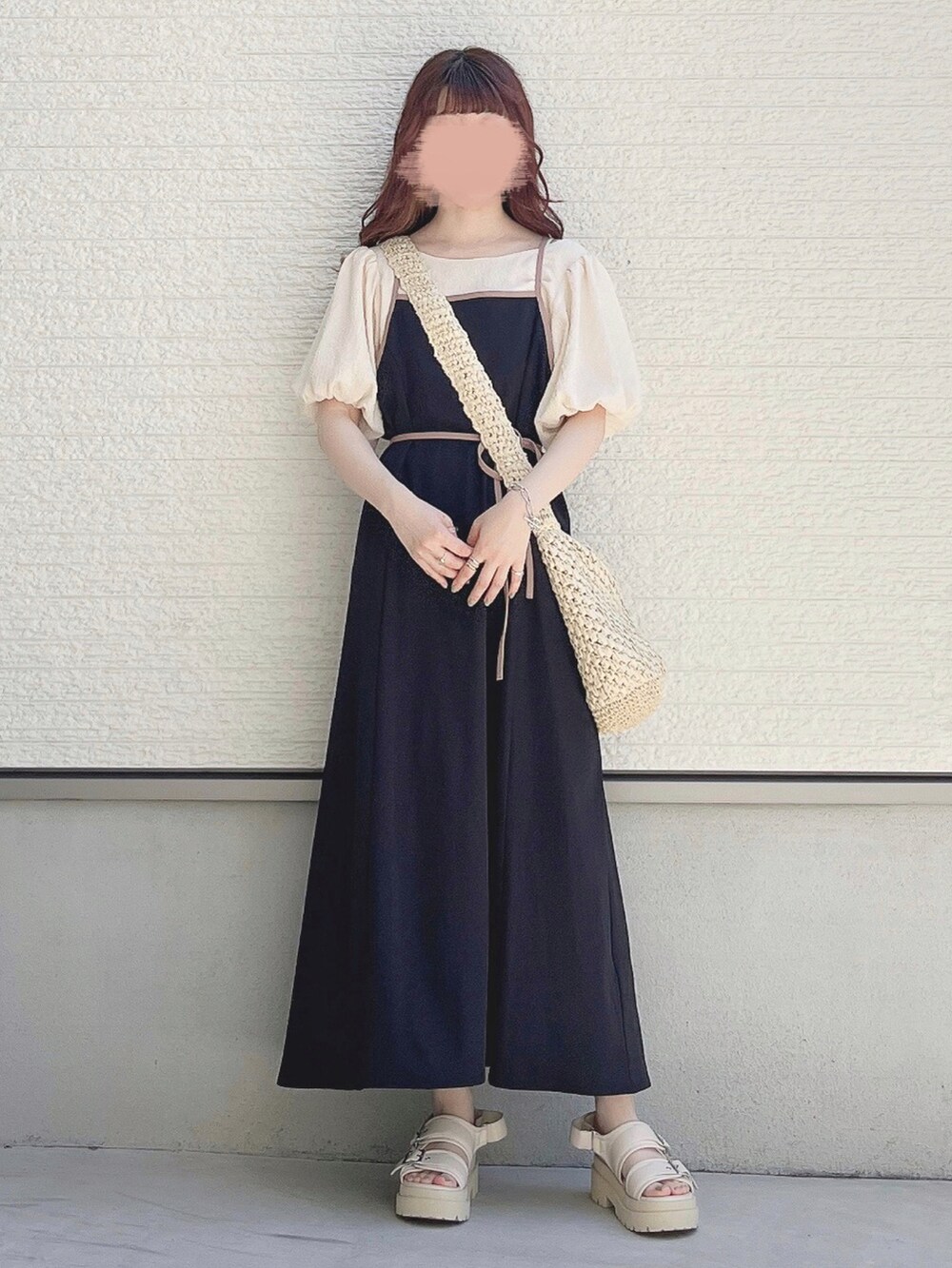 ブラック系のワンピース、ホワイト系のシャツ/ブラウス、ホワイト系のショルダーバッグを着用したレディースの夏コーディネートの3枚目の写真