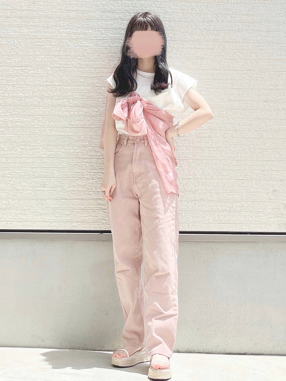 ホワイト系のタンクトップ、ピンク系のシャツ/ブラウス、ピンク系のデニムパンツを着用したレディースの夏コーディネートの2枚目の写真