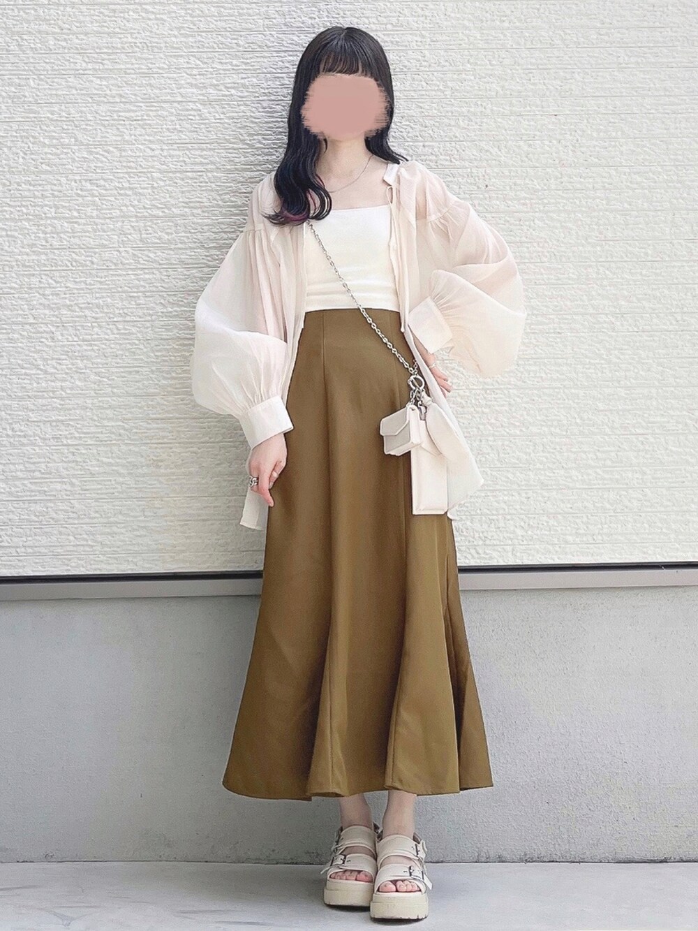 ホワイト系のシャツ/ブラウス、ホワイト系のキャミソール、イエロー系のスカートを着用したレディースの夏コーディネートの2枚目の写真