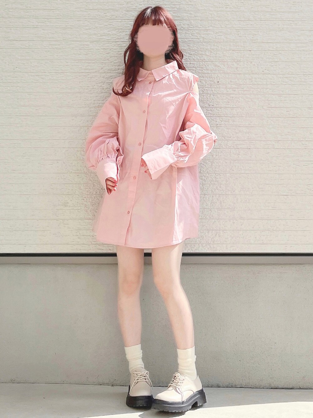 ピンク系のシャツ/ブラウス、ブラウン系のその他パンツ、ベージュ系のローファーを着用したレディースの春コーディネートの2枚目の写真