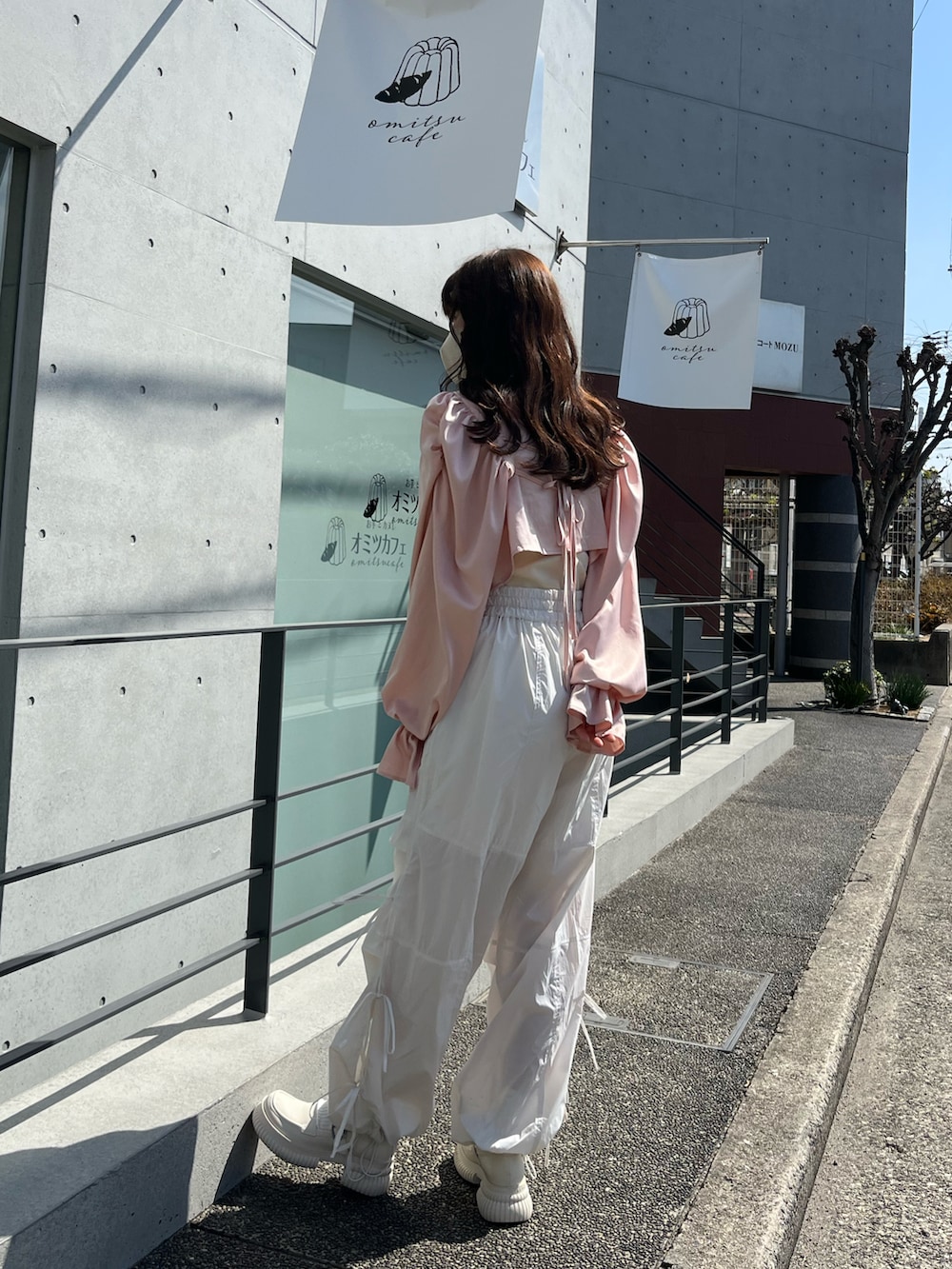 ピンク系のシャツ/ブラウス、ホワイト系のその他パンツ、ホワイト系のパンプスを着用したレディースの春コーディネートの2枚目の写真