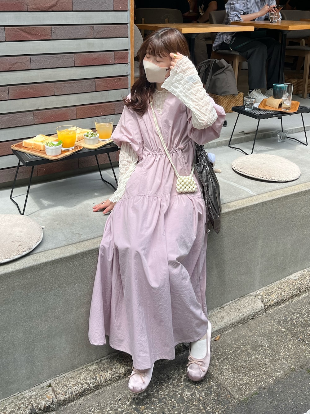 ピンク系のワンピース、ピンク系のバレエシューズを着用したレディースの春コーディネートの2枚目の写真