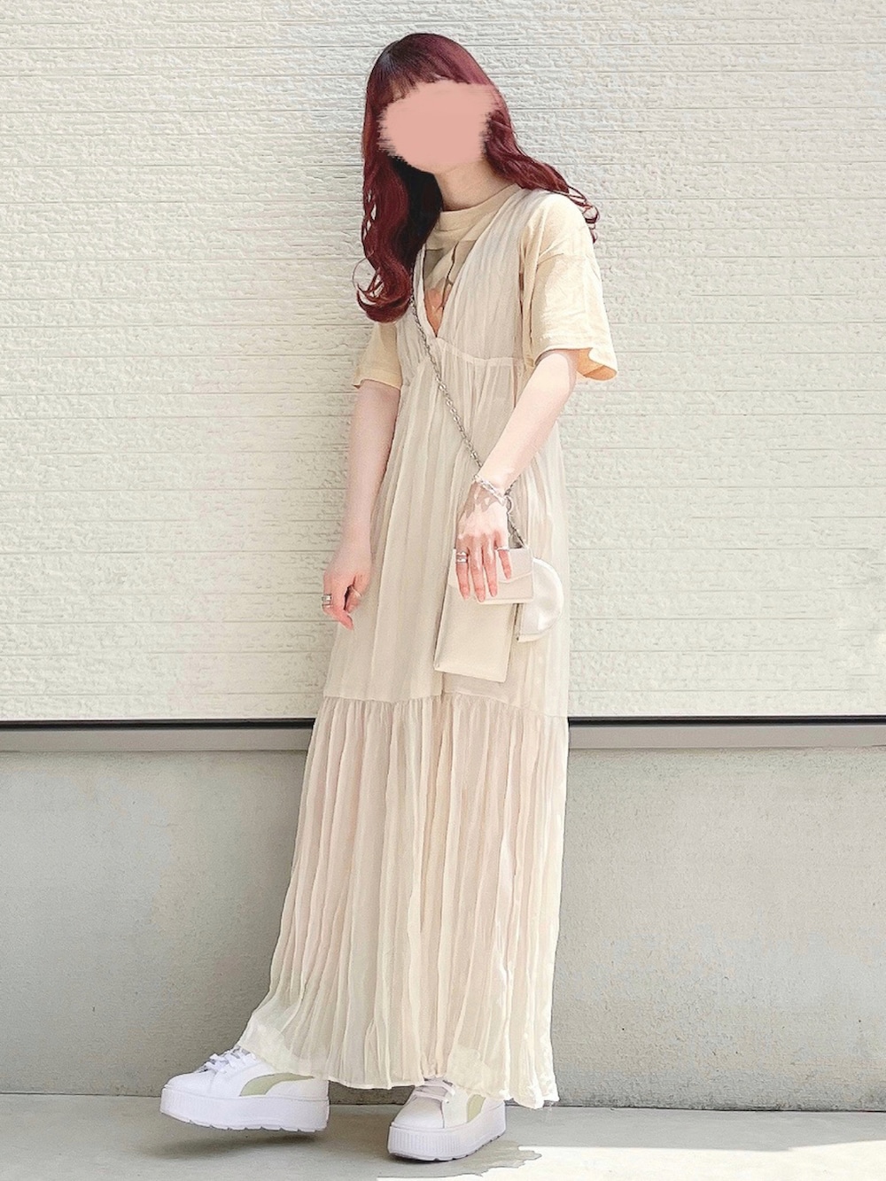 ホワイト系のワンピース、イエロー系のTシャツ/カットソー、ホワイト系のスニーカーを着用したレディースの夏コーディネートの2枚目の写真