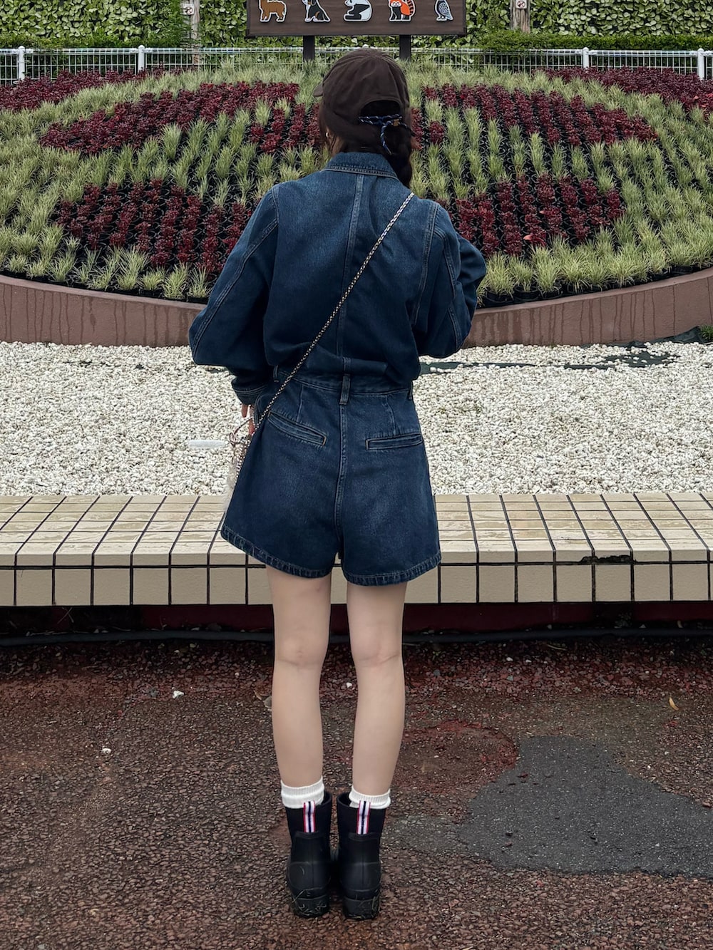 ブルー系のつなぎ/オールインワンを着用したレディースの秋コーディネートの2枚目の写真