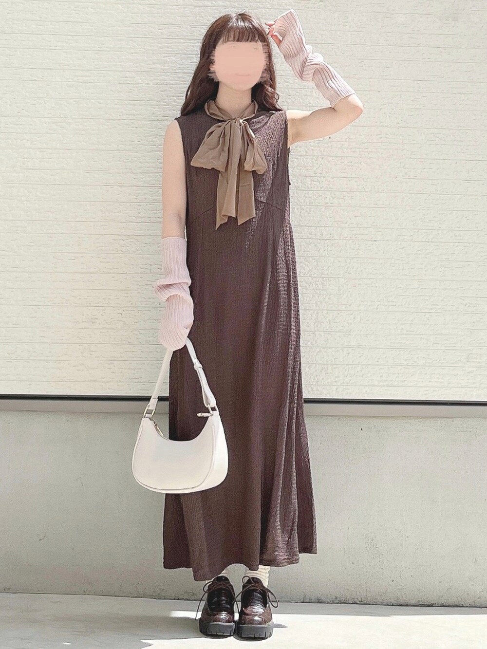 ホワイト系のショルダーバッグ、ブラウン系のローファーを着用したレディースの夏コーディネートの2枚目の写真