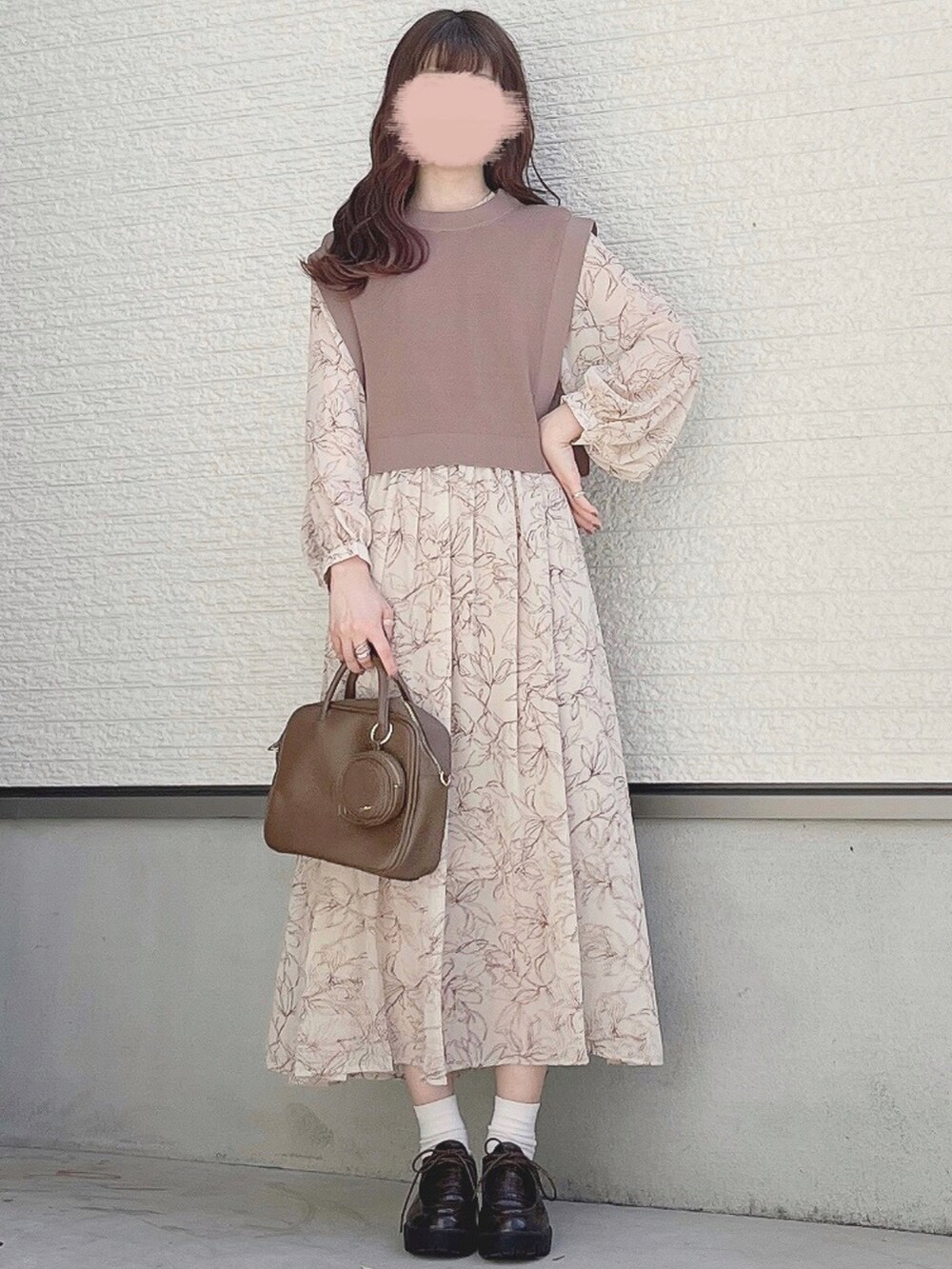 ベージュ系のワンピース、ブラウン系のショルダーバッグ、ブラウン系のローファーを着用したレディースの秋コーディネートの2枚目の写真