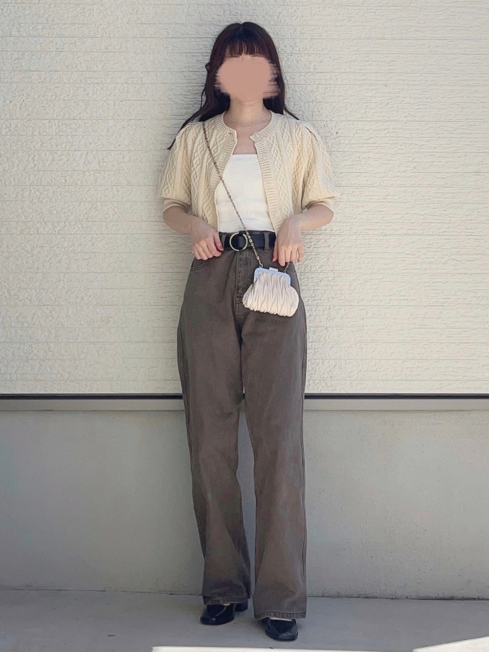 ホワイト系のニット/セーター、ブラウン系のデニムパンツ、ベージュ系のショルダーバッグを着用したレディースの秋コーディネートの2枚目の写真