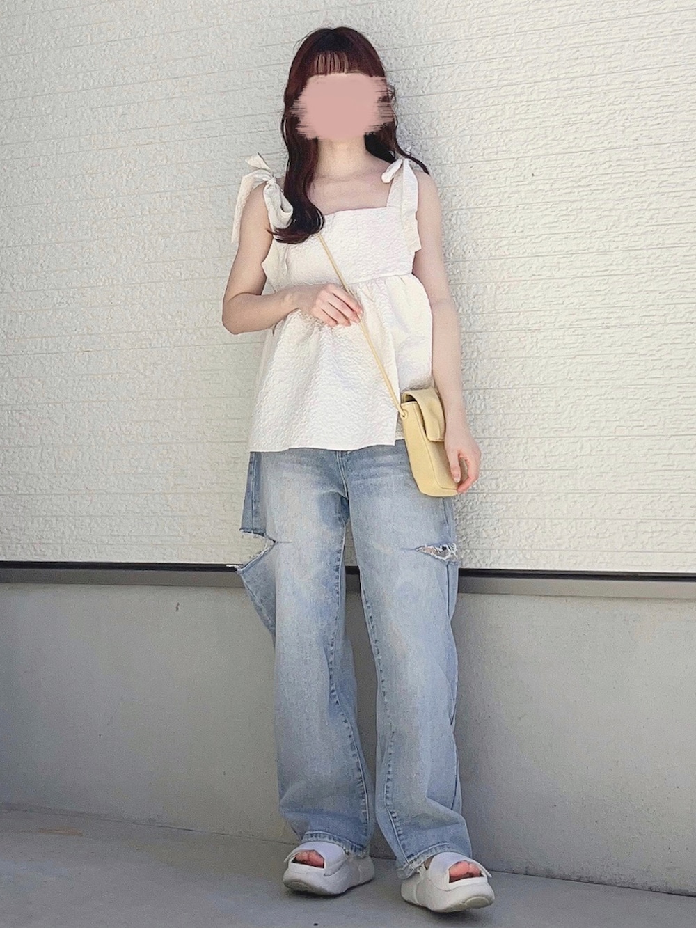 ホワイト系のサンダルを着用したレディースの夏コーディネートの2枚目の写真