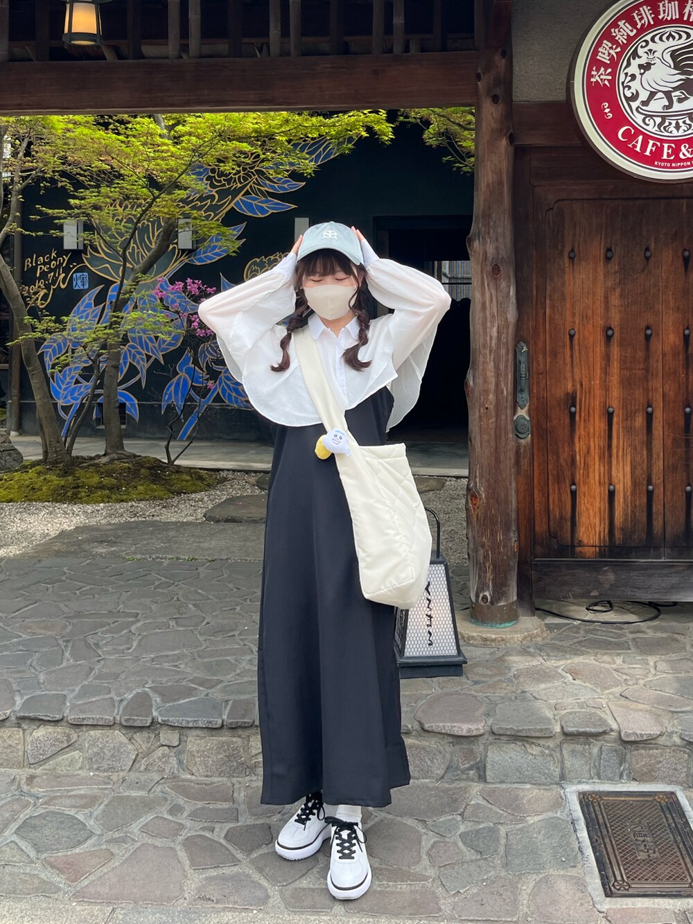 ホワイト系のワンピース、ホワイト系のショルダーバッグ、ホワイト系のスニーカーを着用したレディースの夏コーディネートの2枚目の写真