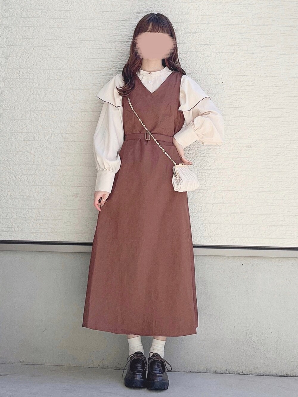 ホワイト系のシャツ/ブラウス、ブラウン系のワンピース/ドレス、ベージュ系のショルダーバッグを着用したレディースの夏コーディネートの2枚目の写真