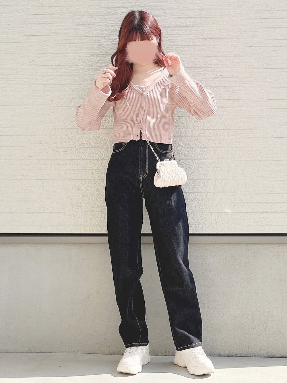 ピンク系のカーディガン/ボレロ、ブラック系のデニムパンツ、ベージュ系のショルダーバッグを着用したレディースの春コーディネートの2枚目の写真