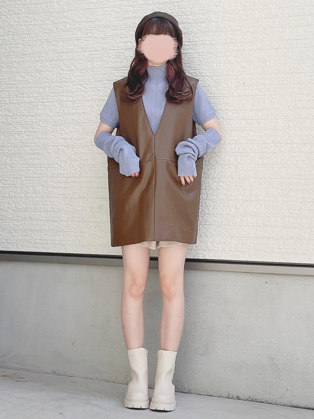 「ビッグシルエット、厚底シューズ、大人カジュアル、秋服準備はじめました、休日スタイル、ブラウン、ベスト、ブルー、アームウォーマー、ショート丈トップス」｜「Chicoの【新色追加】アームウォーマーボトルネックリブニット（ニット/セーター、ブルー系）」を使った、yuririn*さん（レディース・156cm）の夏コーディネートの2枚目の写真