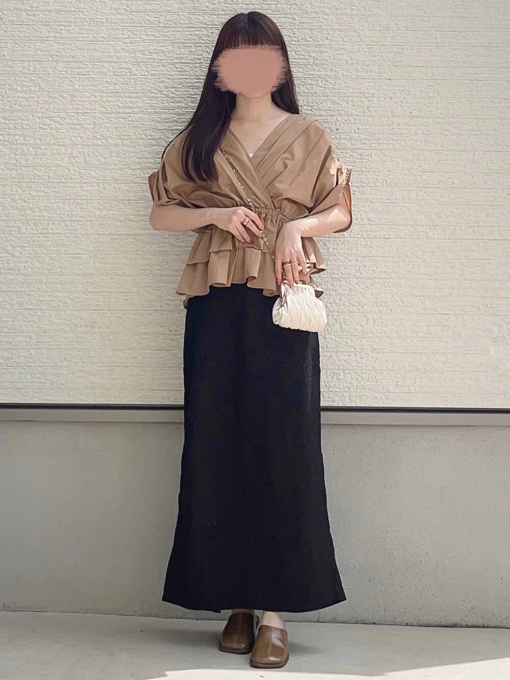 イエロー系のシャツ/ブラウス、ブラック系のワンピース/ドレス、ブラウン系のその他シューズを着用したレディースの秋コーディネートの2枚目の写真