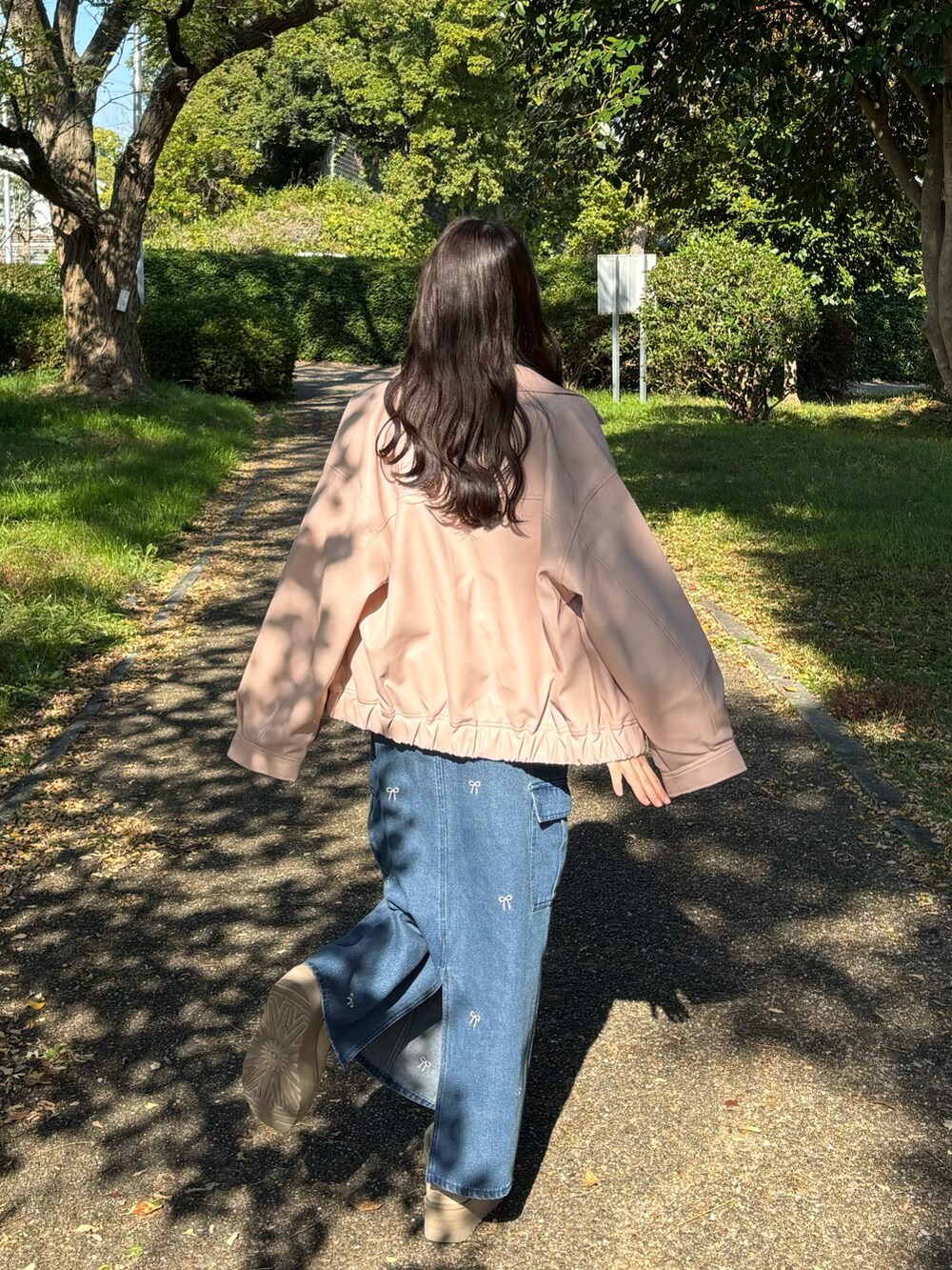 ピンク系のジャケット/アウターを着用したレディースの冬コーディネートの2枚目の写真