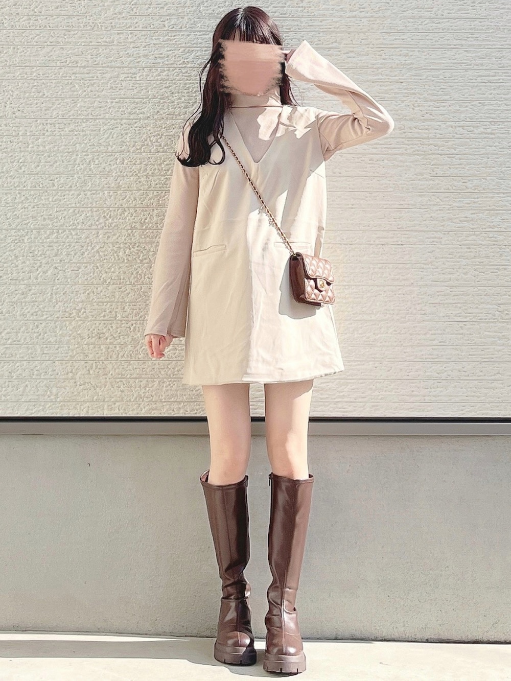 ブラウン系のブーツを着用したレディースの冬コーディネートの2枚目の写真