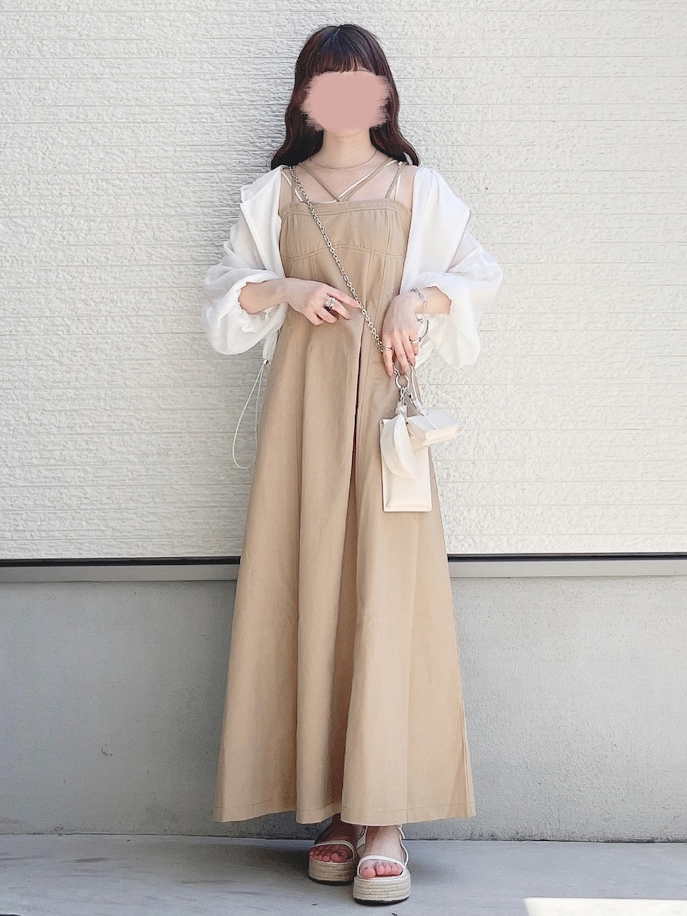 ホワイト系のブルゾン、ベージュ系のワンピース、ホワイト系のサンダルを着用したレディースの夏コーディネートの2枚目の写真